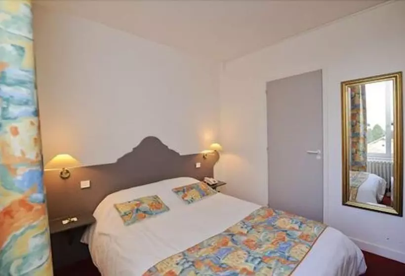 ホテル Hôtel Logis Le Bourbon
