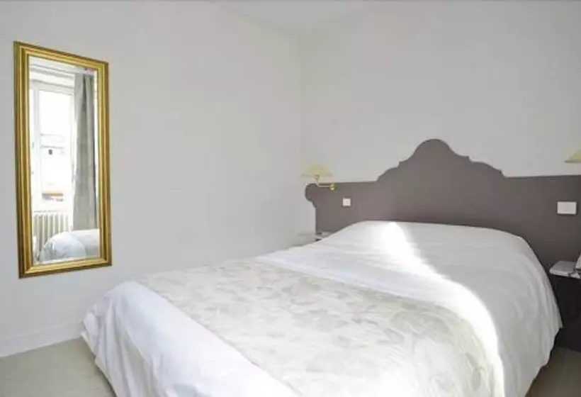 ホテル Hôtel Logis Le Bourbon