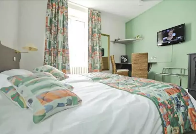 ホテル Hôtel Logis Le Bourbon