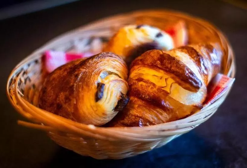 Отель Logis La Chaumiere Saintmaurice