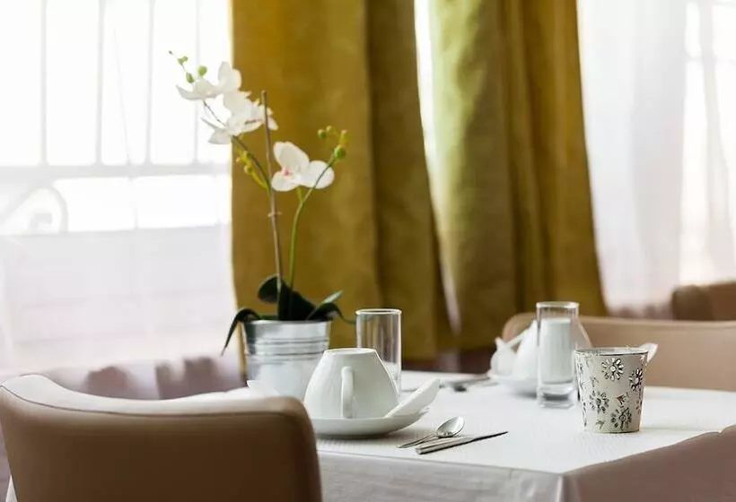 ホテル Logis Le Relais Sarrasin