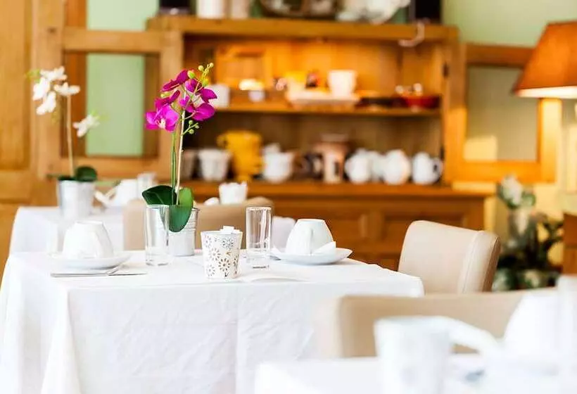 ホテル Logis Le Relais Sarrasin