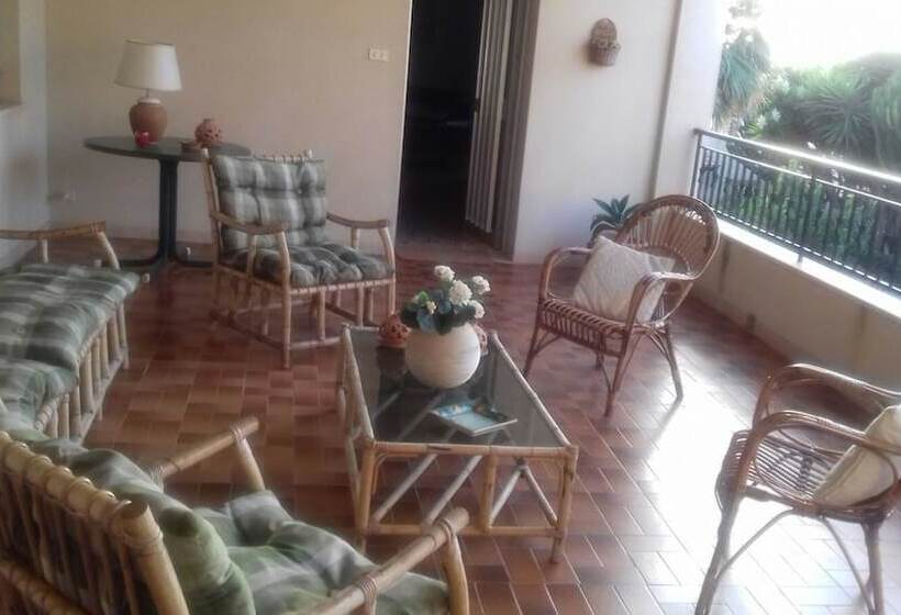 ペンション Bouganville Guest House