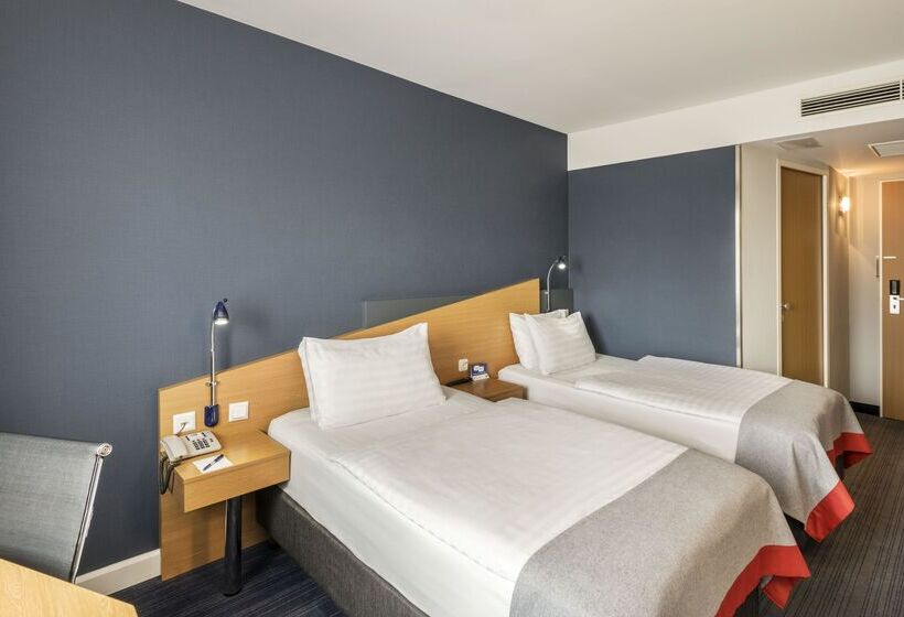 Отель Holiday Inn Express Cologne Muelheim, An Ihg