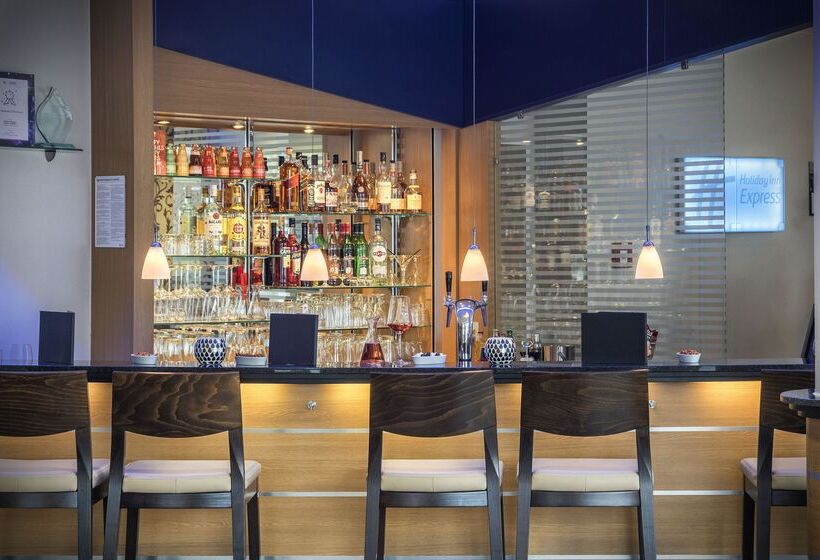 Отель Holiday Inn Express Cologne Muelheim, An Ihg