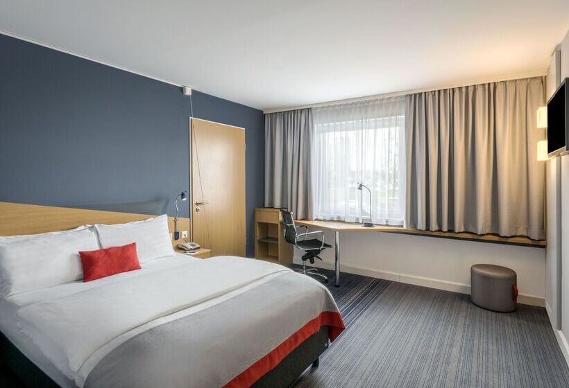 Отель Holiday Inn Express Cologne Muelheim, An Ihg