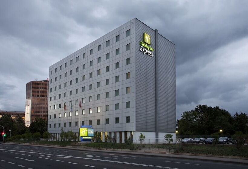 هتل Holiday Inn Express Geneva Airport, An Ihg