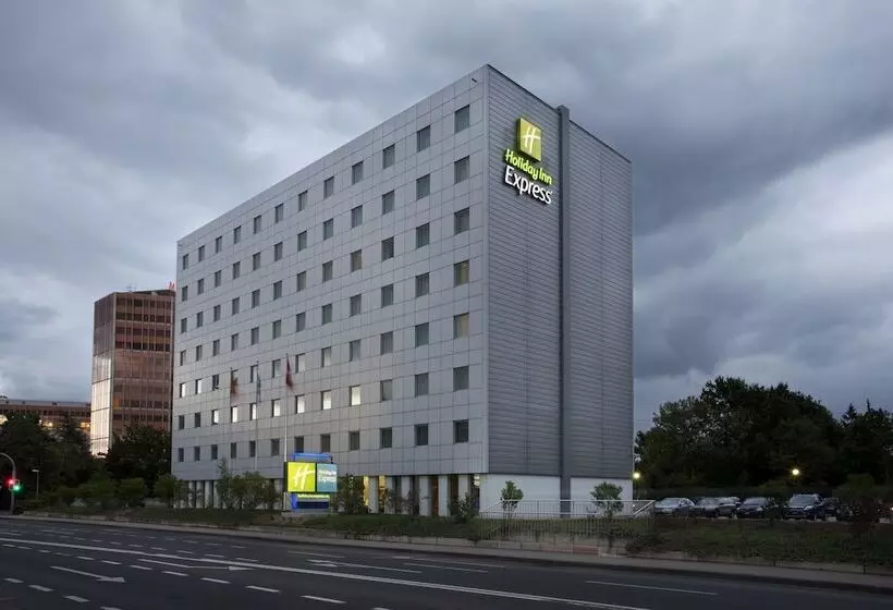 هتل Holiday Inn Express Geneva Airport, An Ihg