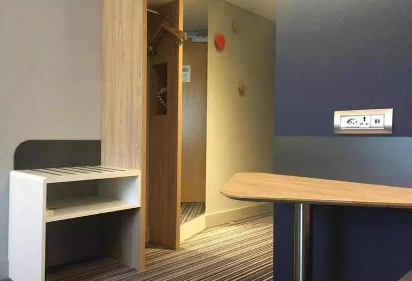 هتل Holiday Inn Express Geneva Airport, An Ihg