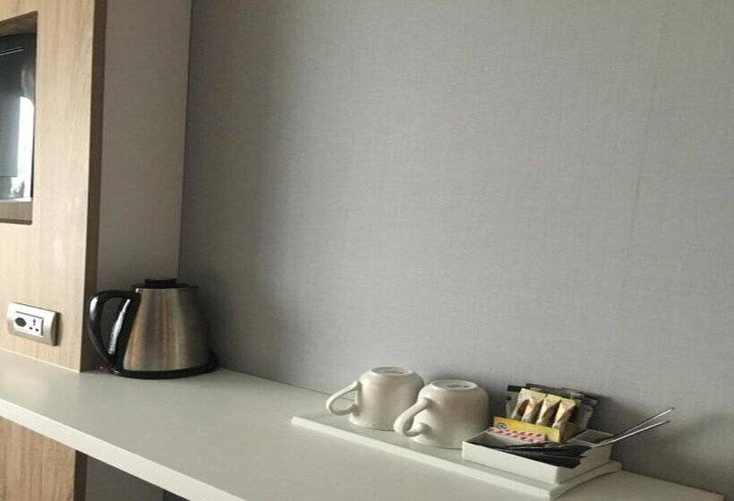 هتل Holiday Inn Express Geneva Airport, An Ihg