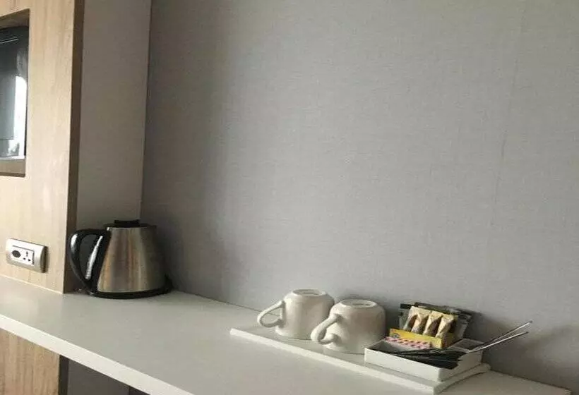 هتل Holiday Inn Express Geneva Airport, An Ihg