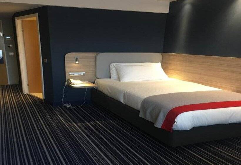 هتل Holiday Inn Express Geneva Airport, An Ihg