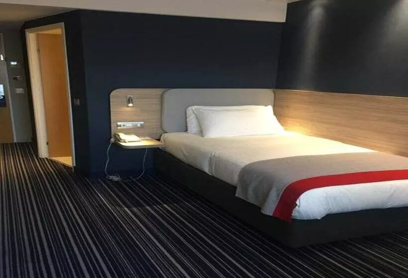 هتل Holiday Inn Express Geneva Airport, An Ihg