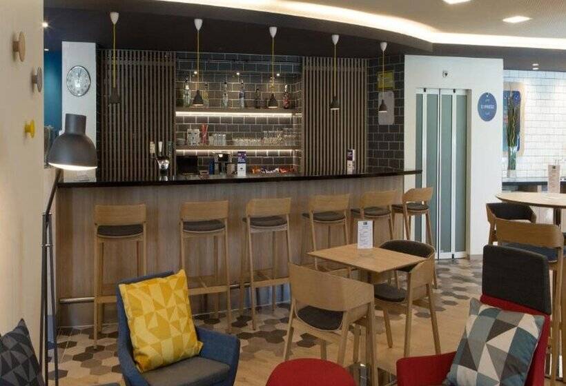 هتل Holiday Inn Express Geneva Airport, An Ihg