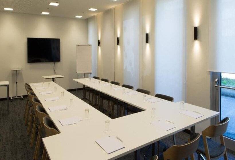 هتل Holiday Inn Express Geneva Airport, An Ihg