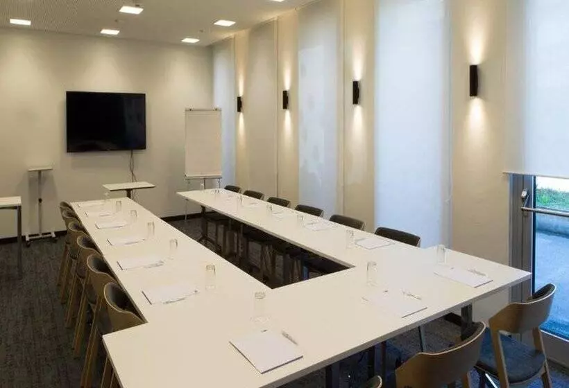 هتل Holiday Inn Express Geneva Airport, An Ihg