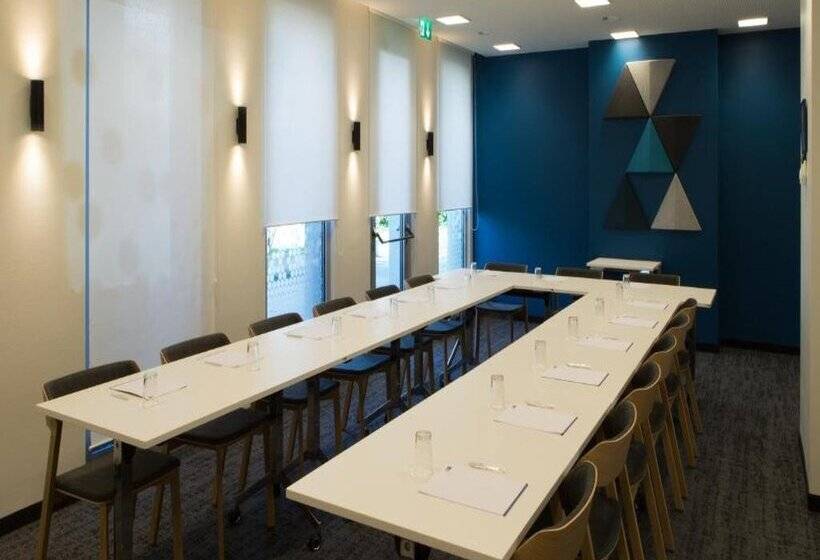 هتل Holiday Inn Express Geneva Airport, An Ihg