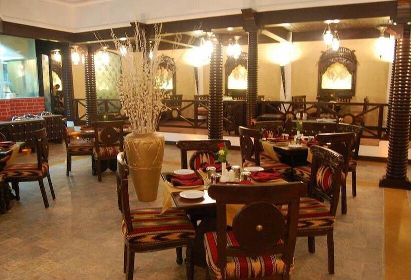 בית מלון כפרי Noor Us Sabah Palace