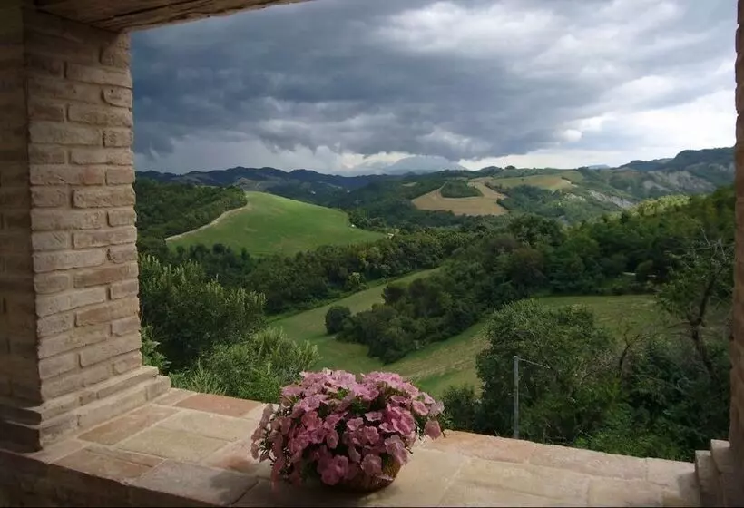 Maaseutuhotelli Borgo Storico Cisterna