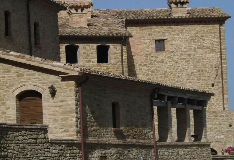 Maaseutuhotelli Borgo Storico Cisterna