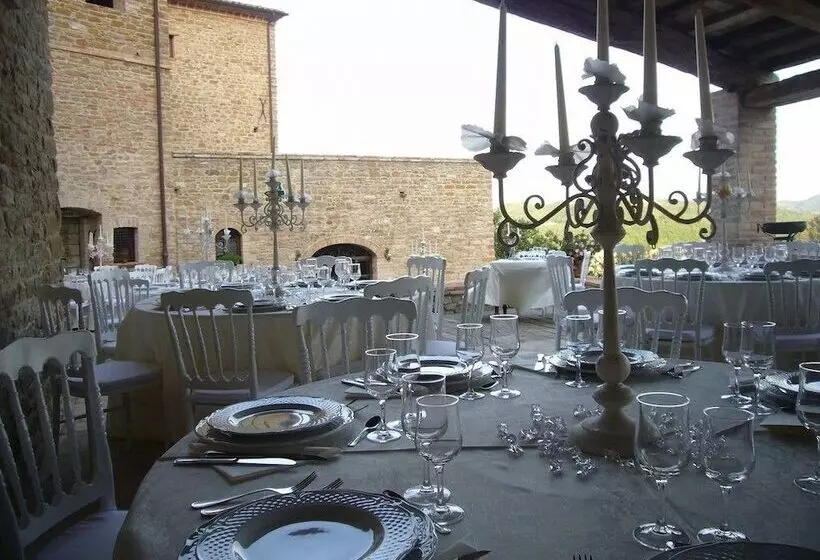 Maaseutuhotelli Borgo Storico Cisterna