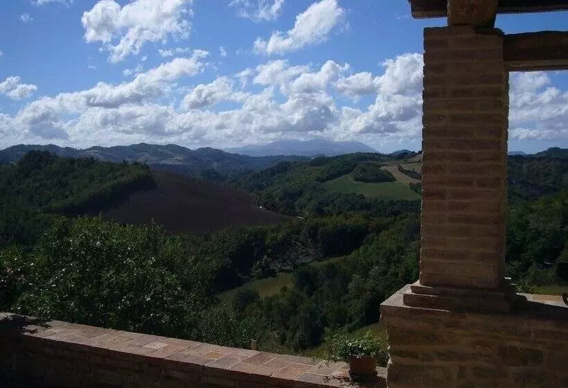 Maaseutuhotelli Borgo Storico Cisterna