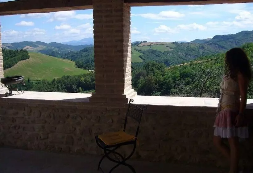 Maaseutuhotelli Borgo Storico Cisterna