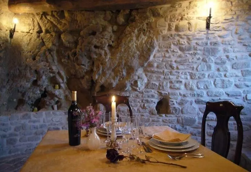 Maaseutuhotelli Borgo Storico Cisterna