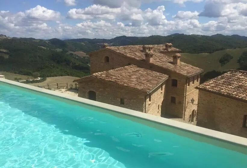 Maaseutuhotelli Borgo Storico Cisterna