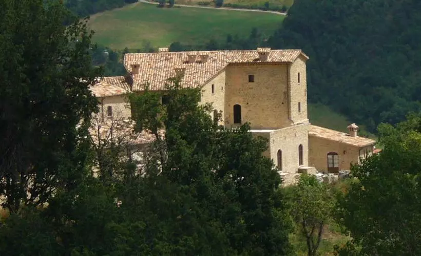 Maaseutuhotelli Borgo Storico Cisterna