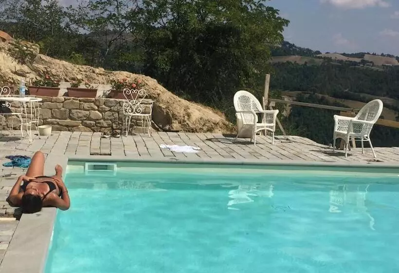 Maaseutuhotelli Borgo Storico Cisterna