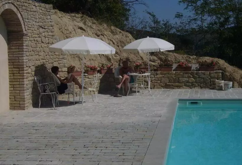 Maaseutuhotelli Borgo Storico Cisterna