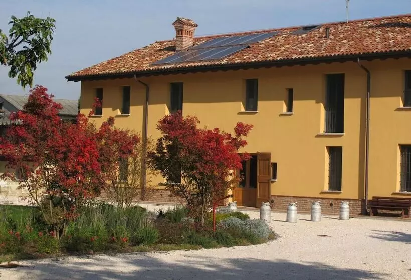 Maaseutuhotelli Agriturismo Cascina Pezzolo