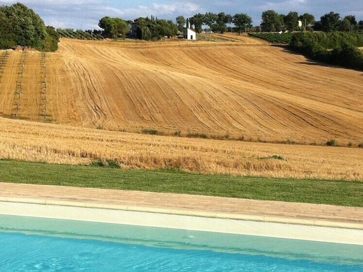فندق ريفى Agriturismo Fattoria Santa Vittoria