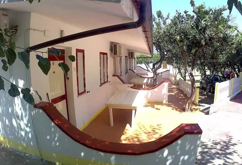 استراحتگاه Villaggio Camping La Scogliera