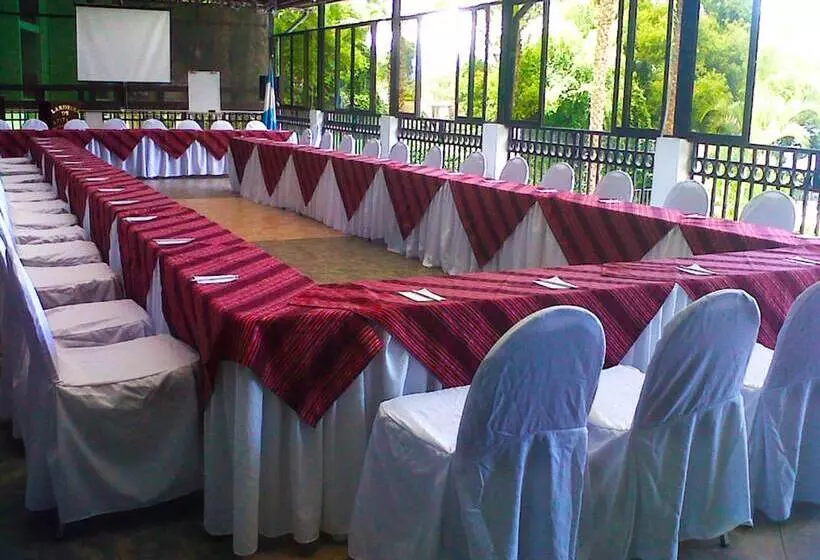 هتل La Riviera De Atitlan