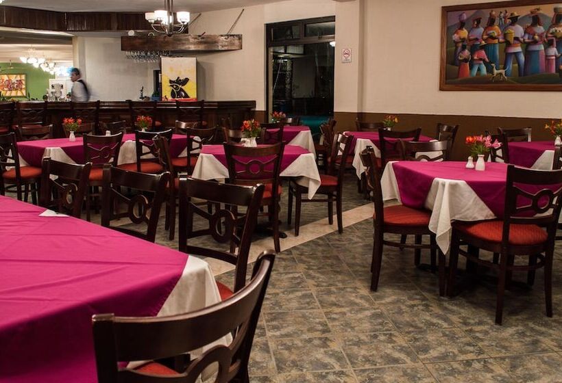 هتل La Riviera De Atitlan