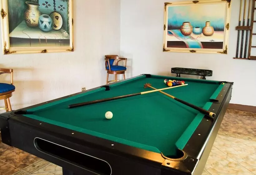 هتل La Riviera De Atitlan