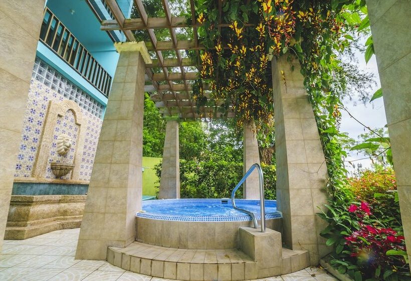 هتل La Riviera De Atitlan