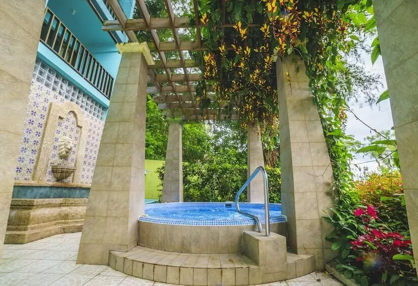 هتل La Riviera De Atitlan