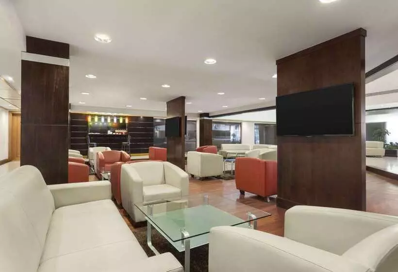 ホテル Ramada By Wyndham Qurum Beach