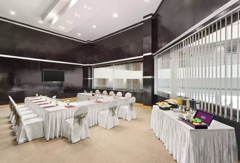 ホテル Ramada By Wyndham Qurum Beach