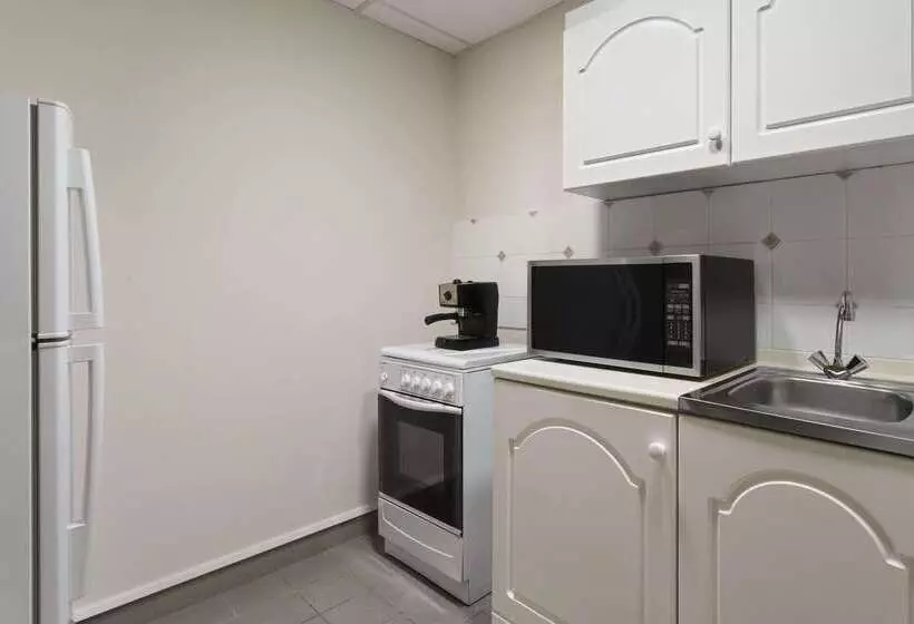 ホテル Ramada By Wyndham Qurum Beach