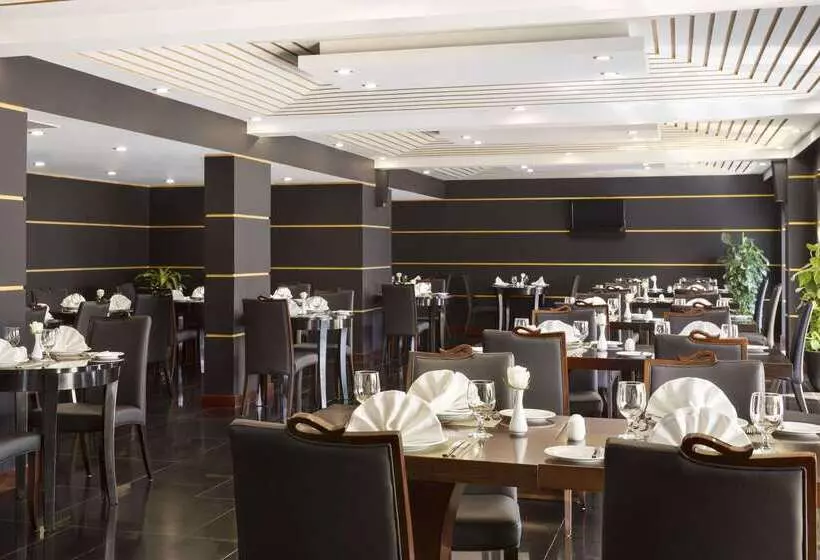 ホテル Ramada By Wyndham Qurum Beach