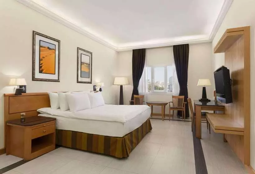 ホテル Ramada By Wyndham Qurum Beach