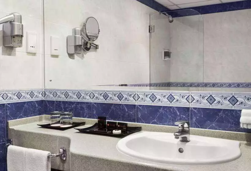 ホテル Ramada By Wyndham Qurum Beach