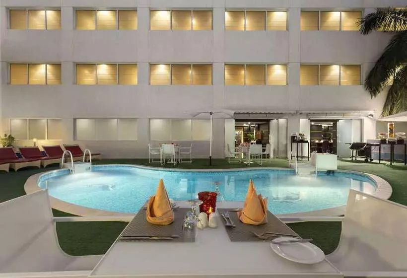 ホテル Ramada By Wyndham Qurum Beach