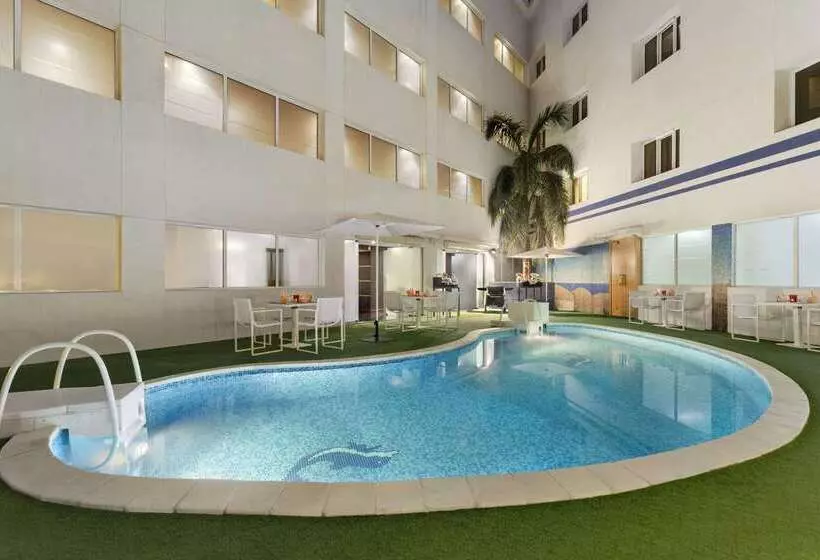 ホテル Ramada By Wyndham Qurum Beach