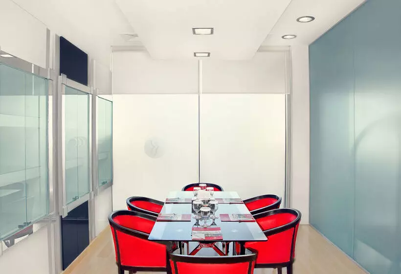 ホテル Ramada By Wyndham Qurum Beach