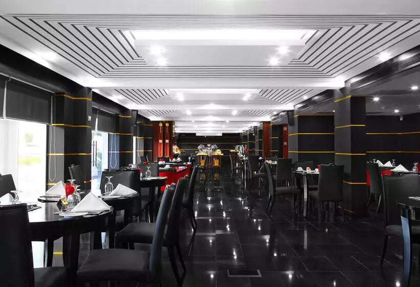 ホテル Ramada By Wyndham Qurum Beach